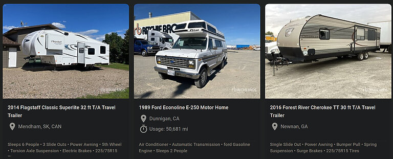Un sitio web de subastas de vehículos recreativos en línea con fotografías de autocaravanas y vehículos recreativos listados para ofertar.