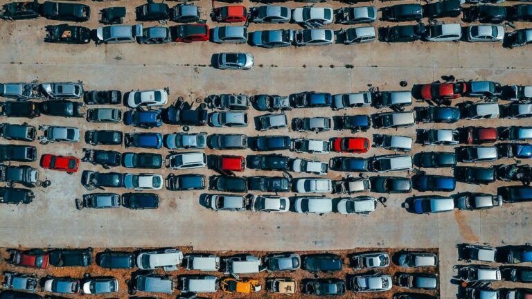 yonkes de autos con camionetas y carros chatarra listos para ser triturados o utilizados para piezas de recambio