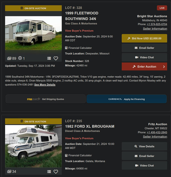 Una subasta de vehículos recreativos en línea con dos autocaravanas listadas para la venta, incluidas fotos e información